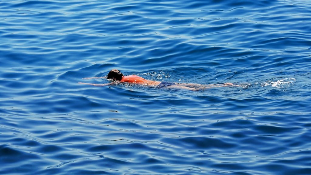 Nuotatore in mare aperto