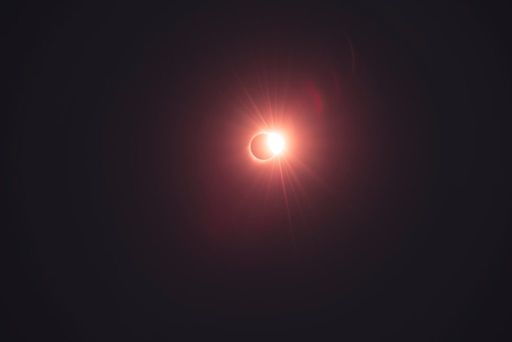 Eclissi solare totale nel cielo