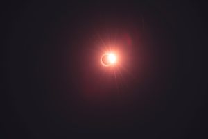 Eclissi solare totale nel cielo