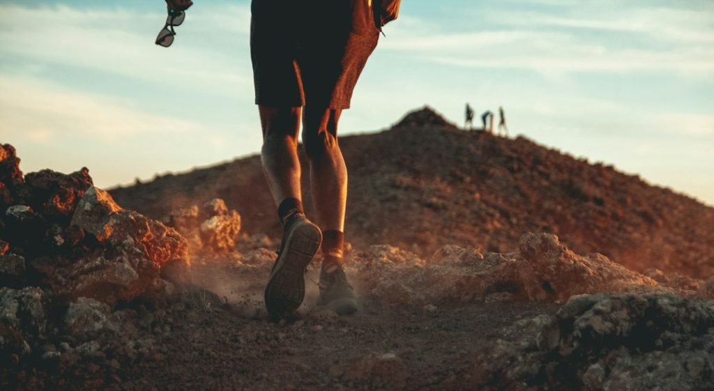 Corridore su un sentiero di montagna, immagine di archivio non riferita alla Cursa des Teix