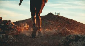 Corridore su un sentiero di montagna, immagine di archivio non riferita alla Cursa des Teix