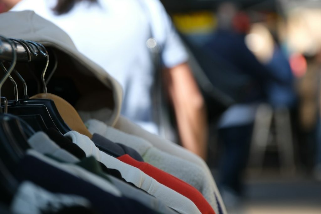 Abiti appesi a una rastrelliera di un mercato, immagine di archivio non riferita al Mercat de Saldos di Felanitx