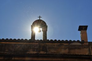 Campana di una chiesa di Campanet controluce