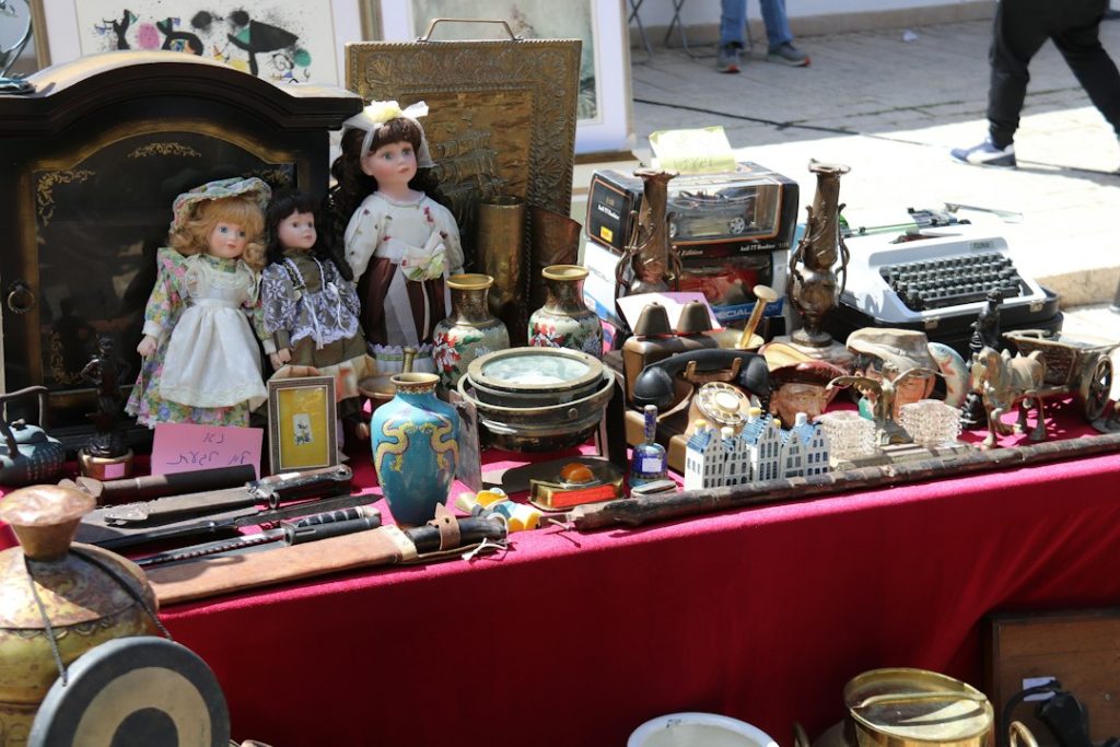 Tavolo con oggetti antichi in un mercato, immagine di archivio non riferita al mercato di Sencelles
