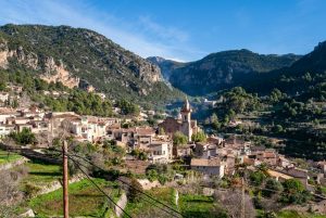 Case di Valldemossa ai piedi della montagna, immagine di archivio del paese non riferita a questi appuntamenti