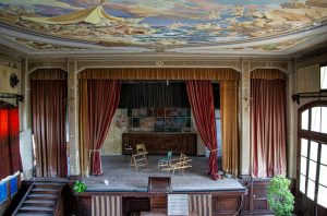 Sipario rosso di un palcoscenico, immagine di archivio non riferita a questo spettacolo